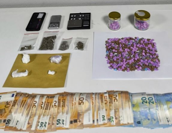 Συνελήφθησαν 2 άτομα, σε διαφορετικές περιπτώσεις, για διακίνηση και κατοχή ναρκωτικών ουσιών  Κατασχέθηκαν ποσότητες κοκαΐνης, MDMA, κάνναβης, καθώς και ναρκωτικά δισκία ecstasy