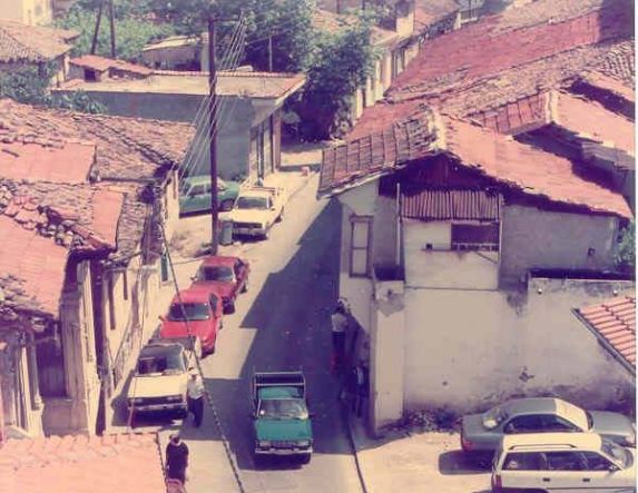 ΜεΜιαΜατια Οδός Κεντρικής, στο ύψος της Παλιάς Μητρόπολης. Αρχές δεκαετίας του ΄90.