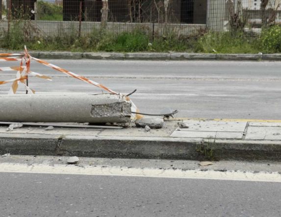 Πότε επιτέλους θα μετακινήσετε την πεσμένη τσιμεντένια κολώνα φωτισμού στην οδό Θεσσαλονίκης;