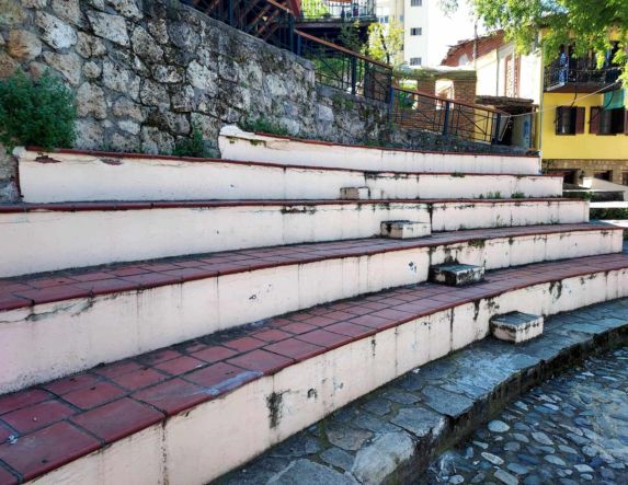 Εργασίες συντήρησης των κερκίδων στο θεατράκι δίπλα στην Συναγωγή