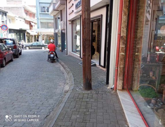 Όταν οι κολώνες «φυτρώνουν»  στα πεζοδρόμια!