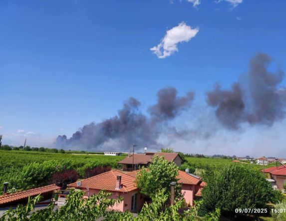 Φωτιά σε αγροτική περιοχή του Μακροχωρίου - Ισχυρή πυροσβεστική δύναμη με την συνδρομή ελικοπτέρου (ΒΙΝΤΕΟ)