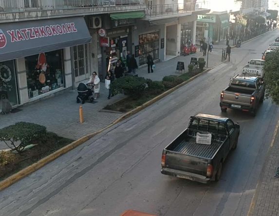 Πορεία δεκάδων αγροτικών με κόρνες στο κέντρο της Βέροιας - Κατέθεσαν αιτήματα σε βουλευτές, ΠΕ Ημαθίας και Δήμο (ΒΙΝΤΕΟ)