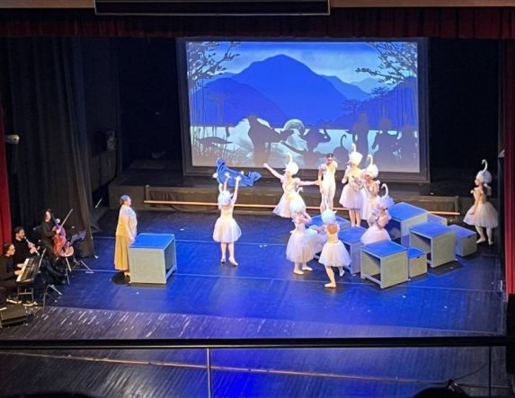 Οι ωφελούμενοι του Κέντρου Υποστήριξης για τον Αυτισμό Ν.Ημαθίας ΜΑμΑ στη μουσικοχορευτική παράσταση “Ιζαντόρα Ντακ” της Εθνικής Λυρικής Σκηνής