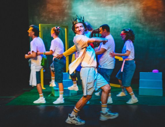 Στην Αντωνιάδεια Στέγη Γραμμάτων και Τεχνών «Ματίας ο Πρώτος», από την Παιδική Σκηνή του ΔΗ.ΠΕ.ΘΕ. Βέροιας σε  σκηνοθεσία Χρήστου Κυπαρισσόπουλου -Πρεμιέρα για το κοινό στις 16 Νοεμβρίου και για σχολεία έως 19 Δεκεμβρίου