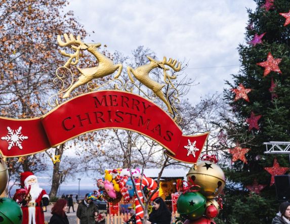 Η ώρα του Αη Βασίλη, του οικοδεσπότη της Πλατείας Εληάς!