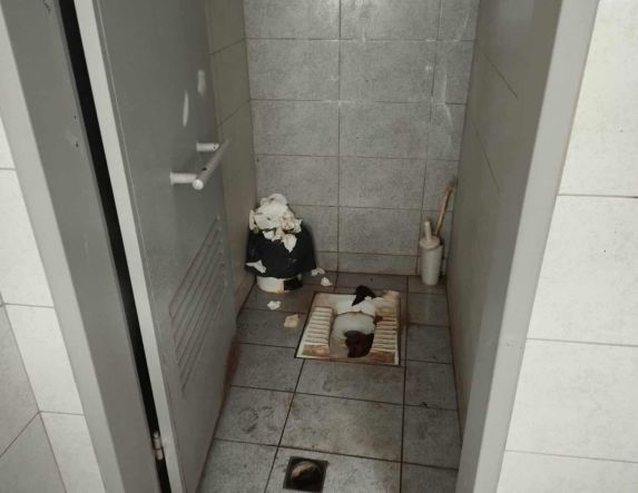 Αηδιαστική η πραγματικότητα της μοναδικής δημόσιας τουαλέτας στη Βέροια