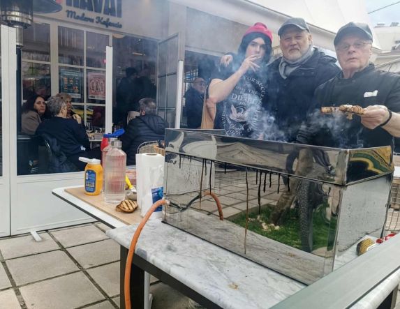 Το σουβλάκι πήγε σύννεφο, με μουσικές και τσικνίσματα παντού!