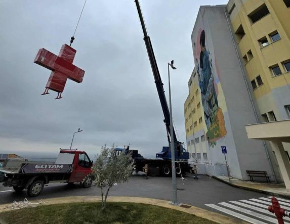 Τοποθετήθηκε και ο σταυρός στο Νοσοκομείο Βέροιας