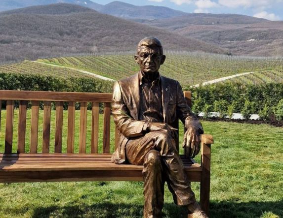 Ο κυρ Γιάννης “επέστρεψε” στ’ αμπέλια του  • Παρουσιάστηκε το ορειχάλκινο άγαλμα του Γιάννη Μπουτάρη