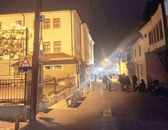 Τα φώτα από τα μαγαζιά και ο προβολέας του 1ου δημοτικού σχολείου φωτίζουν την οδό Κοντογεωργάκη