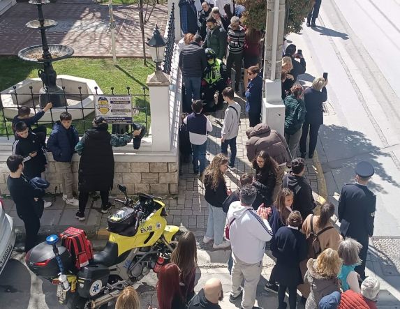 Άμεση επέμβαση του μοτοσυκλετιστή του ΕΚΑΒ κατά την παρέλαση στο κέντρο της Βέροιας