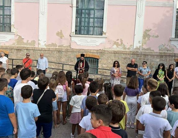 Με αγιασμό, παραλαβή βιβλίων και νέο σχέδιο  για τη διδακτέα ύλη ξεκίνησε χθες η σχολική χρονιά