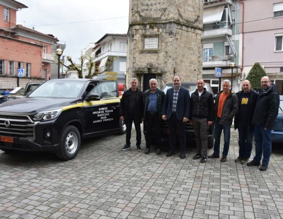 Ο Δήμος Νάουσας ενισχύει την επιχειρησιακή του ετοιμότητα με δύο νέα οχήματα εξοπλισμένα με αυτόνομο πυροσβεστικό σύστημα