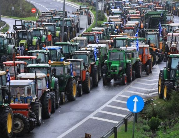 Πιο δυναμικά μπαίνουν στις κινητοποιήσεις οι αγρότες σε όλη τη χώρα -  Μπλόκα σε εθνικές οδούς, τελωνεία και κομβικά σημεία