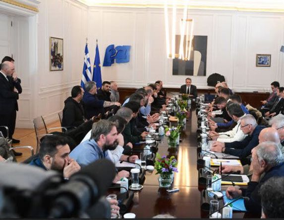 Πολύωρη η συνάντηση της Δευτέρας μεταξύ αγροκτηνοτρόφων –Μητσοτάκη -Αποχώρησαν τα τρακτέρ από τα μπλόκα Νησελίου και Κουλούρας, παραμένουν στην άκρη του δρόμου στα Μάλγαρα