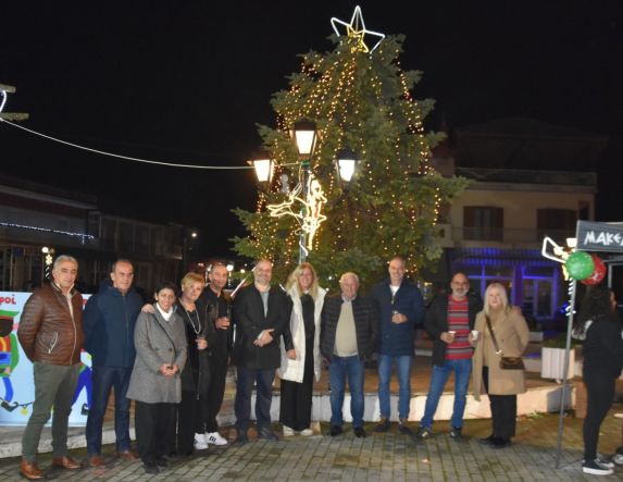 Άναψαν τα Χριστουγεννιάτικα Δέντρα σε Αγγελοχώρι  και Στενήμαχο