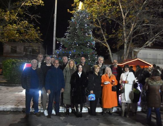 Φωταγωγήθηκε το Χριστουγεννιάτικο Δέντρο στην Ειρηνούπολη     Λαμπερή έναρξη της εορταστικής περιόδου στην Πλατεία Ζερβοχωρίου