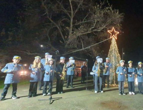 Με λαμπρότητα η Φωταγώγηση του Χριστουγεννιάτικου Δέντρου στην Επισκοπή