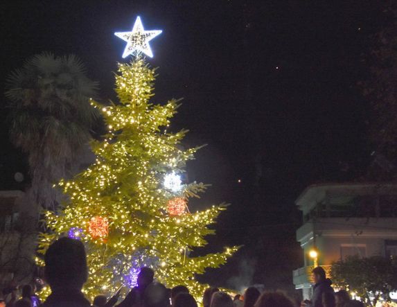 Εντυπωσιακή Χριστουγεννιάτικη Ατμόσφαιρα στη Φωταγώγηση  του Χριστουγεννιάτικου Δέντρου, στην Πλατεία Καρατάσου Νάουσας