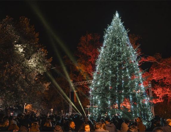 Την 1η Δεκεμβρίου το άναμμα  του Δέντρου στην πλατεία Εληάς Χριστουγεννιάτικες μελωδίες από την Φιλαρμονική, συναυλία του  Χάρη Βαρθακούρη και ζεστό glühwein