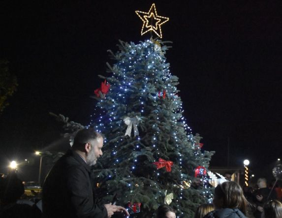 Δήμος Νάουσας: Φωταγωγήθηκαν τα Χριστουγεννιάτικα Δέντρα  των Τοπικών Κοινοτήτων 