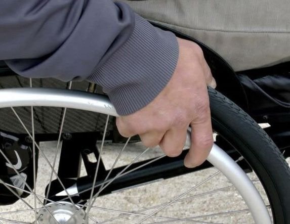 Οι συνταξιούχοι ΑμεΑ θα λάβουν τα 250 ευρώ χωρίς ηλικιακό όριο