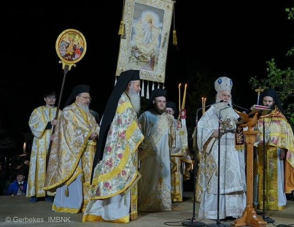 Το χαρμόσυνο μήνυμα της Ανάστασης  από τον Μητροπολίτη, στην Πλατεία Εληάς της Βέροιας