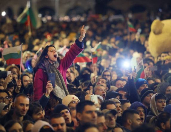 Λίγο πριν μπει στο ευρώ, έπεσε η κυβέρνηση στη Βουλγαρία μετά  από μεγάλες διαδηλώσεις
