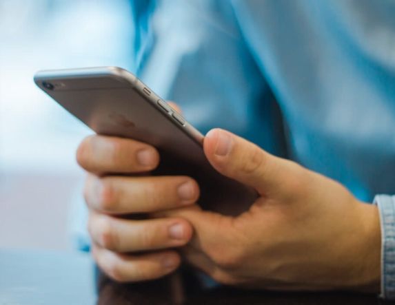 Πως οι απατεώνες βρίσκουν τα τηλέφωνα σας και στέλνουν ψεύτικα SMS για το Fuel Pass