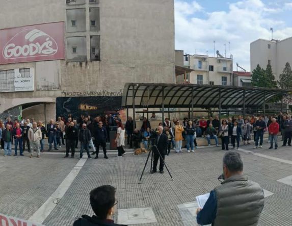 Στις Πλατείες Δημαρχείου και Ωρολογίου - Απεργιακές συγκεντρώσεις χθες στη Βέροια από εργαζόμενους και συνταξιούχους του δημόσιου και ιδιωτικού φορέα  -Διατράνωσαν την αντίθεσή τους στο νέο εργασιακό νομοσχέδιο της κυβέρνησης