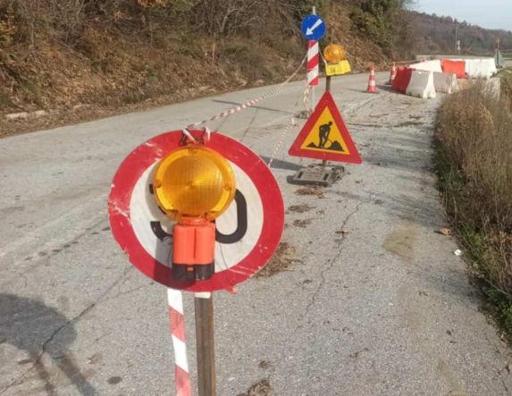 Αποκατάσταση κατολίσθησης στον δρόμο Νάουσας – Αρκουδοχωρίου από συνεργείο του Δήμου 