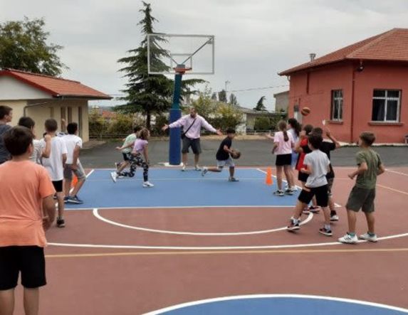 Πραγματοποιήθηκαν οι αθλητικές δραστηριότητες στο πλαίσιο της 23ης  ημέρας σχολικού αθλητισμού στο Δ.Σ. Αγίας Βαρβάρας