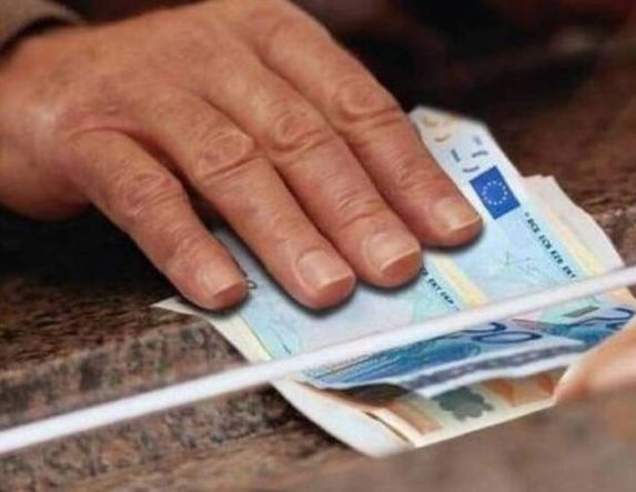 Τέλος στους δωρεάν τραπεζικούς λογαριασμούς με μηνιαίες συνδρομές που θα φέρνουν επιπλέον 341 εκατ. ευρώ ετησίως στις τράπεζες