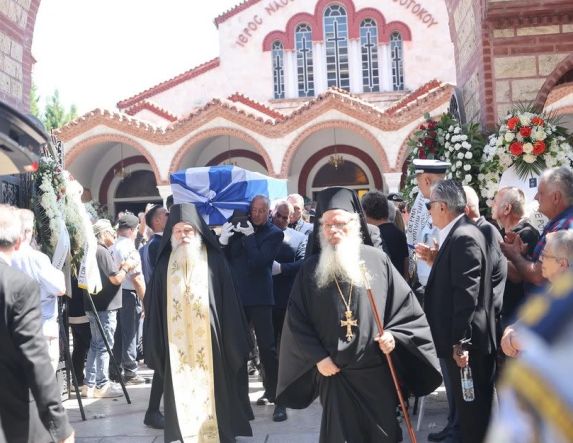 «Έφυγε το καλύτερο παιδί» τα λόγια Μητσοτάκη στον επικήδειο για τον Απόστολο Βεσυρόπουλο – Πλήθος κόσμου στο τελευταίο αντίο