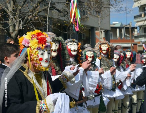 Κορυφώνεται η Αποκριά της Νάουσας με το μοναδικό δρώμενο «Γενίτσαροι και Μπούλες»     Χιλιάδες επισκέπτες αναμένονται το τριήμερο 21–23 Φεβρουαρίου 2026     Σάββατο 21 Φεβρουαρίου 2026: «Μια πόλη, μια γιορτή» – Ολοήμερο ξέφρενο γλέντι σε κάθε γωνιά της Νά