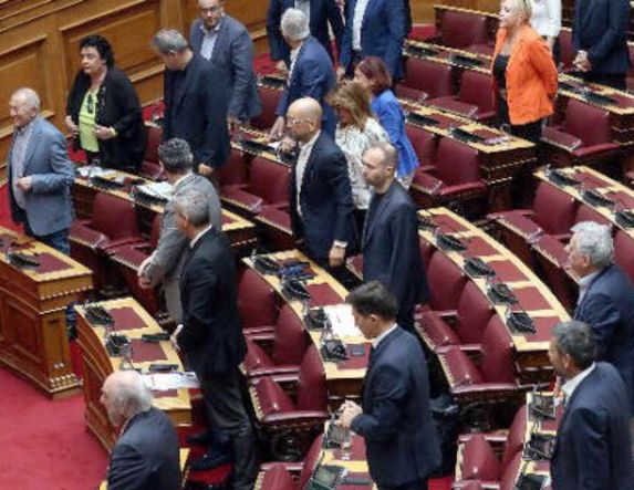 Με 177 ψήφους πέρασε η τροπολογία για την τρίμηνη αναστολή υποβολής αιτήσεων ασύλου