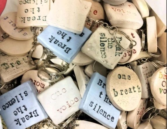 100 χειροποίητα κεραμικά μπρελόκ με μηνύματα ευαισθητοποίησης  και ενδυνάμωσης 