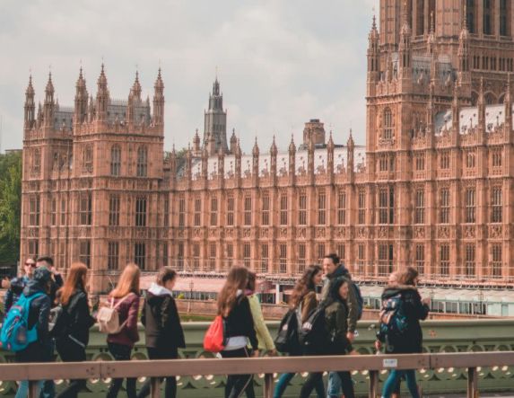 Η Βρετανία επιστρέφει στο Erasmus από το 2027