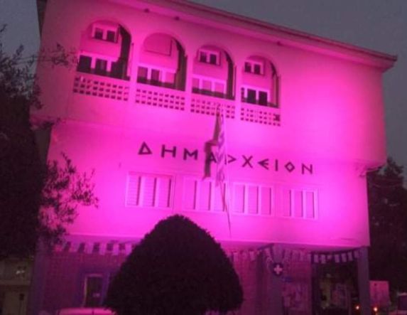 Φωταγώγηση  του Δημαρχείου Νάουσας για τον Μήνα Πρόληψης του Καρκίνου του Μαστού