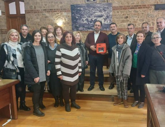 Δωρεά απινιδωτή στον Δήμο Βέροιας για το ΚΑΠΗ στο Βήμα Απ. Παύλου, από τον Όμιλο «Χοροθεραπεία»