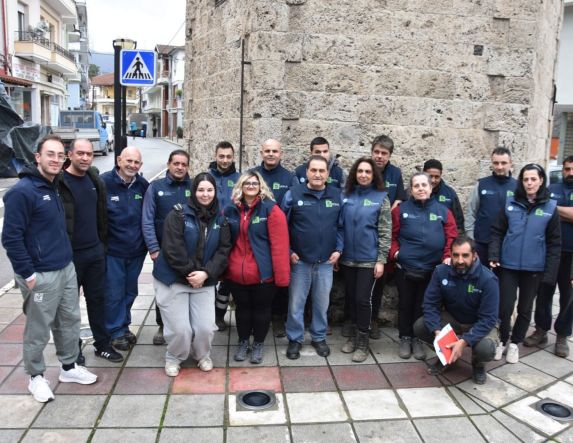 Δωρεά αμάνικων μπουφάν εργασίας στους υπαλλήλους Πρασίνου του Δήμου Νάουσας