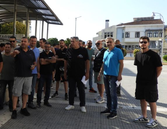 Βέροια: Έκλεισαν τα συνεργεία και πήγαν Πλατεία οι μηχανικοί αυτοκινήτων, ηλεκτρολόγοι και φανοποιοί  διαμαρτυρόμενοι για το ψηφιακό πελατολόγιο
