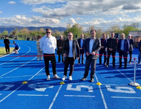 Εγκαινιάστηκε το έργο «ΑΝΤΙΚΑΤΑΣΤΑΣΗ ΤΟΥ ΕΛΑΣΤΙΚΟΥ ΣΥΝΘΕΤΙΚΟΥ ΤΑΠΗΤΑ ΤΟΥ ΣΤΙΒΟΥ ΣΤΟ ΔΗΜΟΤΙΚΟ ΓΥΜΝΑΣΤΗΡΙΟ Δ.ΒΙΚΕΛΑΣ ΕΠΙΦΑΝΕΙΑΣ 9.000μ2»