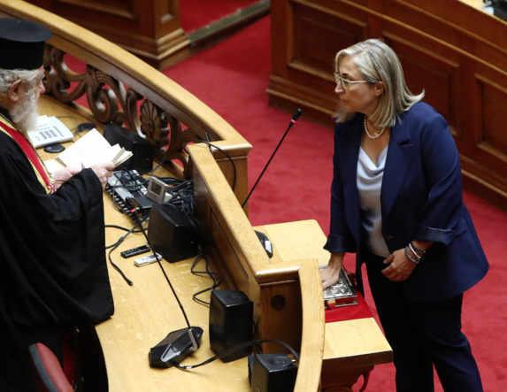 Ορκίστηκε βουλευτής η Στέλλα Αραμπατζή, στη θέση του Απ. Βεσυρόπουλου