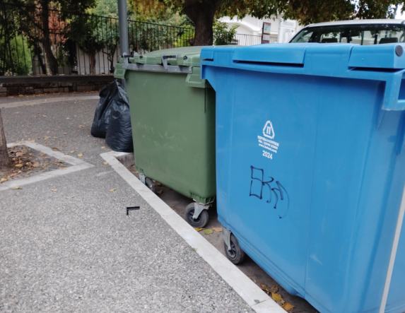 Δύσκολη η πρόσβαση, όταν οι κάδοι ανοίγουν από την πλευρά των θέσεων στάθμευσης