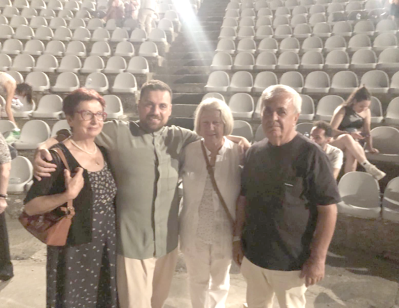 Απόλαυσαν τον γιό τους στη συναυλία του Άλσους, οι γονείς του Θέμη Καραμουρατίδη