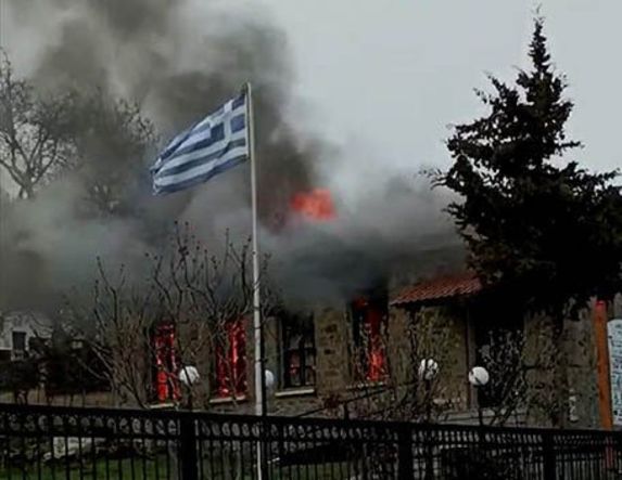 ΦΩΤΙΑ ΚΑΤΕΚΑΨΕ ΤΟ ΠΑΛΙΟ ΣΧΟΛΕΙΟ ΤΗΣ ΕΛΑΦΙΝΑΣ