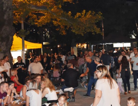 Εντυπωσιακή πρεμιέρα για το Naoussa Street Food Festival 2025 – Wine Edition     Jazz, street food, κρασί και χιλιάδες επισκέπτες στην καρδιά της Νάουσας