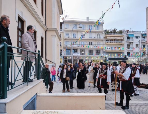 Γιορτή Αποκριάς: Ξεσήκωσαν τη Βέροια, οι Καπεταναίοι του Συλλόγου Βλάχων